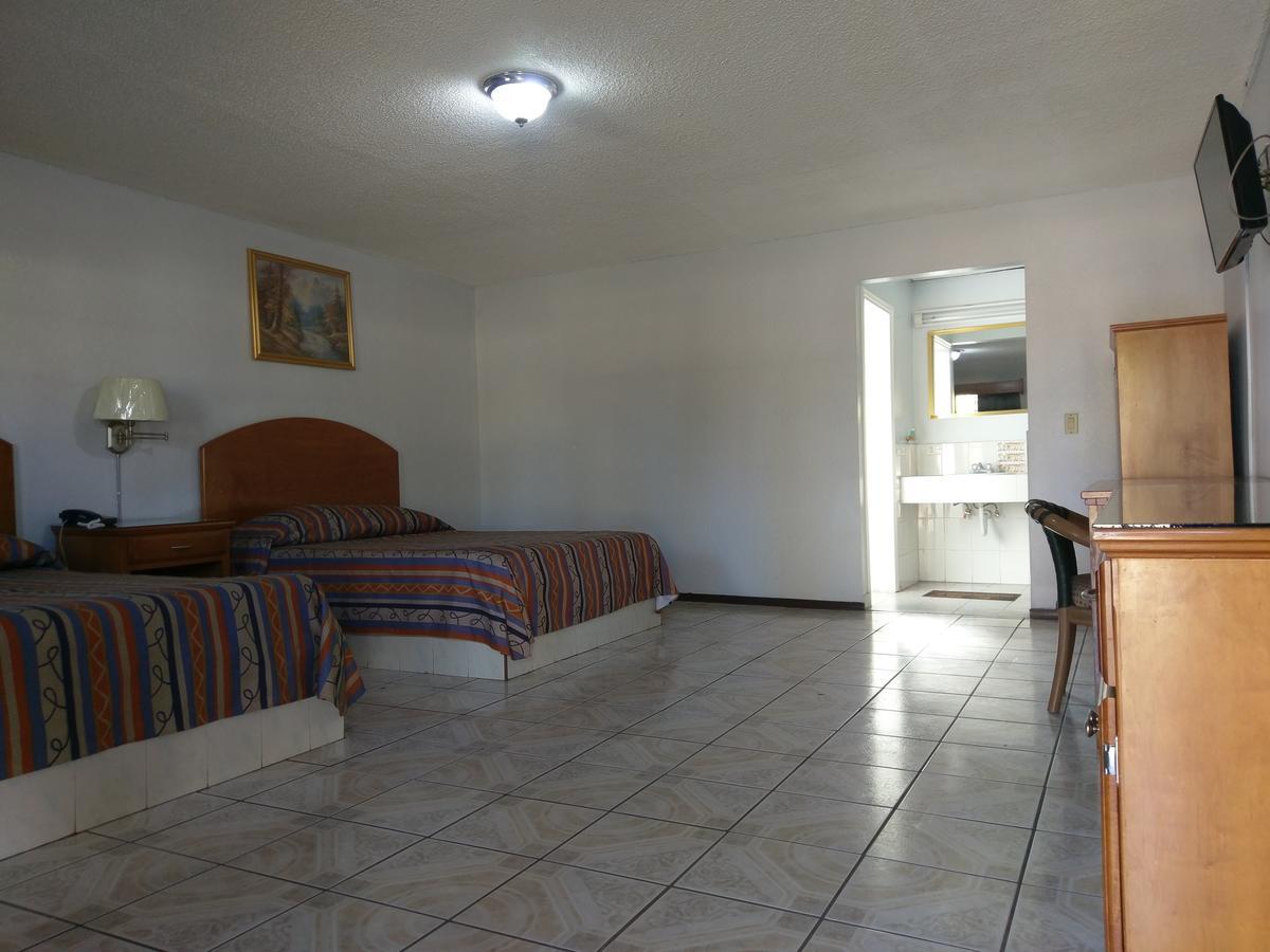 Hotel Del Camino Cuauhtémoc Екстериор снимка